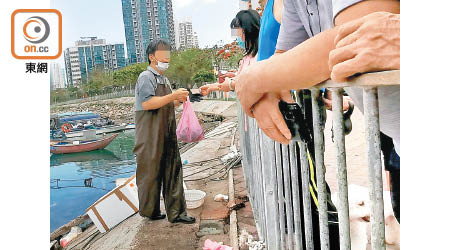 將軍澳：地攤生意不俗，吸引市民爭相搶購。