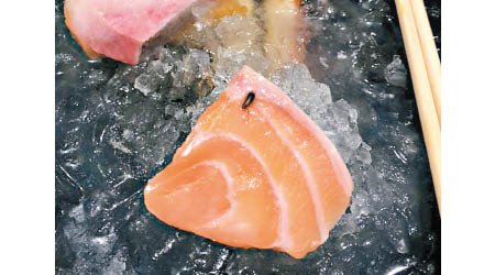 三文魚上有一隻細小的曱甴。