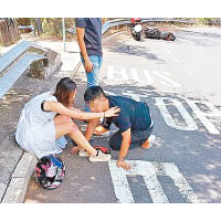 有網民拍攝到一對男女受傷淌血，坐在路旁待援。