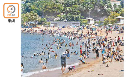 淺水灣：不少市民在泳灘上玩樂。（張開裕攝）
