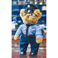 警隊禮品廊售賣嘅啤啤熊，佩戴一哥同款眼鏡。