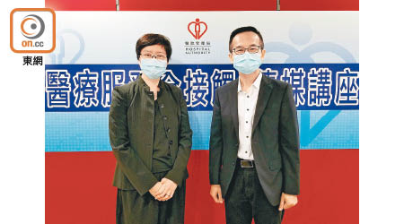 曾德賢（右）及胡潔瑩分享新冠患者出院後跟進情況。（黎忞攝）