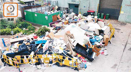 油塘：油麗邨日前出現垃圾山，引發衞生問題。