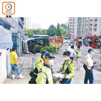 貨車撞向警署外牆翻側，警方在場調查。（張世洋攝）