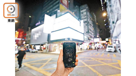 尖沙咀：有商場高3層的電子廣告屏幕錄得最高光度達3,400 lux以上，較國際標準高出135倍。
