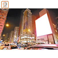 旺角：位於亞皆老街的大型廣告牌一度散發紅光，將附近建築物皆染紅。