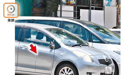 屯門：私家車車身有不明液體痕迹（箭嘴示）。（趙瑞麟攝）