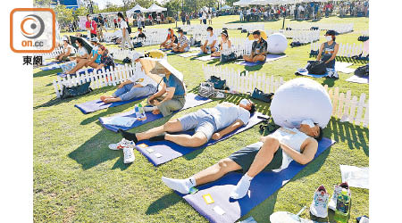 有參賽者用瑜伽墊掩頭，嘗試阻擋毒辣陽光。（李志湧攝）