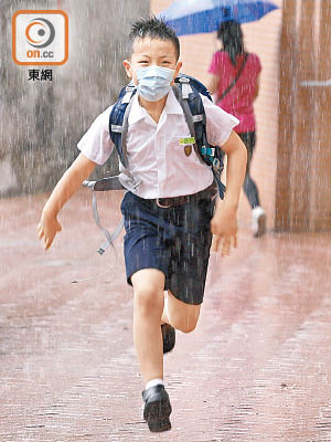 有學生昨上學途中遇雨濕身。