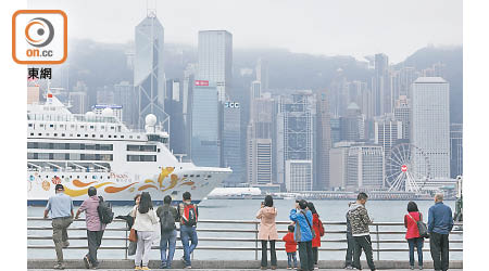 港府正與郵輪營運商討論「公海遊」細節，盼暑假推出。