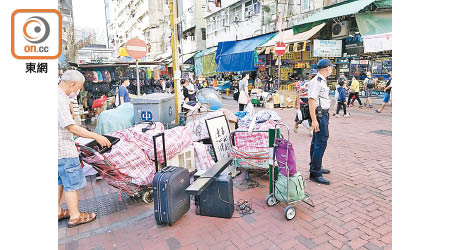 多區出現行人路、馬路被紙皮、膠箱阻塞的情況。