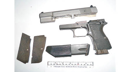 警方在涉案單位檢獲大批槍彈和組件。