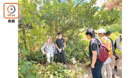 地政人員等人昨日到馬屎埔村收地，期間與受影響村民對峙。