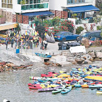 黃子洋的水上活動店前經常擺滿獨木舟等雜物。