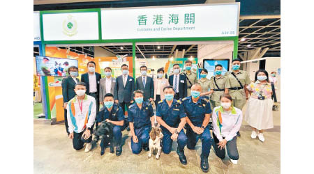 鄧以海（後排左五）前日親自到香港國際教育展設立的攤位，短短兩日已成功招募80名「Customs YES」會員。