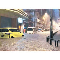 澳門：大雨不斷，水位升至私家車輪胎頂部。