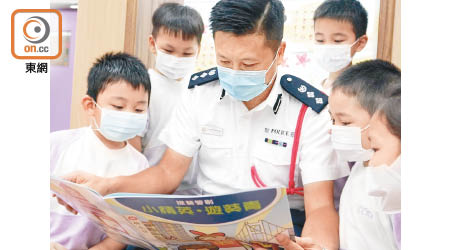 葵青警區指揮官謝振中到幼稚園與學生交流。