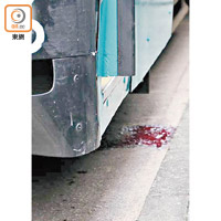 電車底遺下一攤血漬。（王鏡文攝）