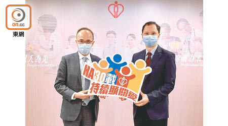 老子超（左）及李成章（右）講解醫管局引進及資助藥物的最新發展。 （陳栢麟攝）