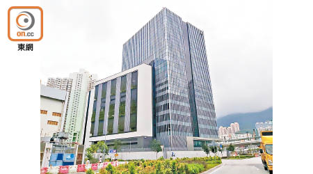 開幕僅半年、耗資32億元興建的警察東九龍總區總部，發生升降機事故。（張開裕攝）