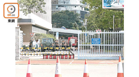 昨日：被撞車閘已被修理，閘下面加裝一道貼地的防撞膠，並有解放軍駐守及巡邏。