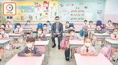 楊潤雄到黃楚標學校了解教學情況。
