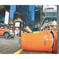 旺角：昨晚有人在行人路上推倒垃圾桶。