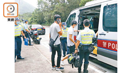 一名男司機登上警車。（張福宏攝）