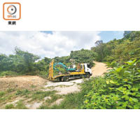 一輛貨車駛至將挖泥車運走，貨車司機表示指派工作的是相思灣村人士。