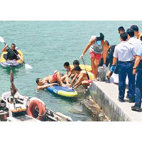 深水灣：救生員將傷者送回岸上交由救護員處理。