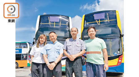 王喜章父女（左二及一）和梁福榮父子（右二及一）分享任職巴士公司的樂事。