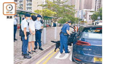 將軍澳：警員押同被捕男子搜車。（沈厚錚攝）