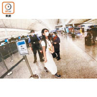 「爆眼女」被拍到於去年9月現身機場，飛赴台灣。