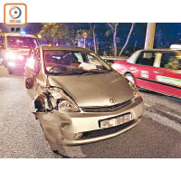 大圍：涉事的士及私家車（圖）右邊車頭被撞毀。（李國健攝）