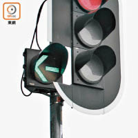 「孭仔燈」信號容易引起司機及行人誤會，造成潛在危險。