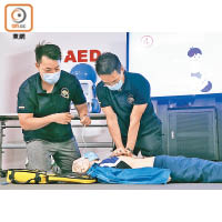 消防處人員示範使用AED急救。