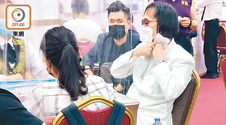 上海仔被發現去咗麻雀館打牌，仲用咗抹手嘅毛巾去抹頸。