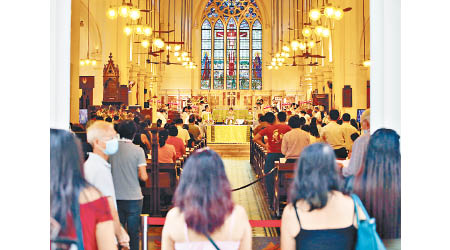 宗教聚會處所參與人數上限，今日起可由處所容量的30%增至50%。