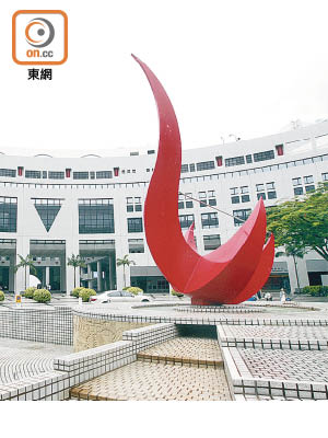 去年排名第1的香港科技大學今年屈居第3名。