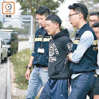 入境處不時進行打擊非法勞工行動，過往曾涉拘捕持「行街紙」的南亞籍假難民。