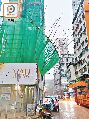 勝利道有地盤棚架昨在風雨下向外歪斜。