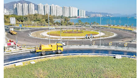 駕駛者需經龍富路迴旋處急彎才可進入屯赤隧道。