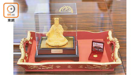 年滿百歲的得獎長者可獲黃大仙師金身神像（左）。