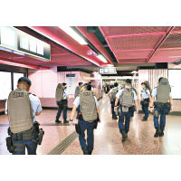 銅鑼灣：警方派員於港鐵銅鑼灣站內巡視。