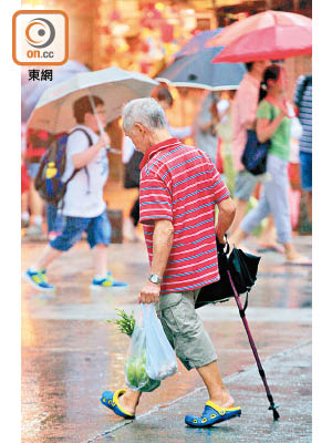 腳部在潮濕環境或公眾場所感染真菌，容易造成香港腳。