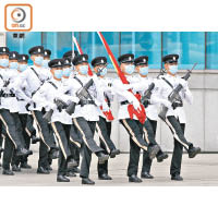 警隊護旗隊採用中式步操。