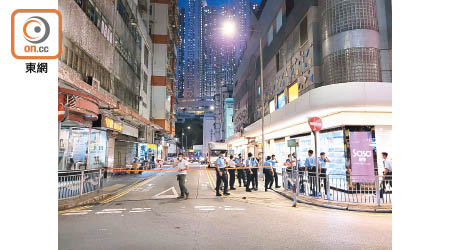 香港仔：利港中心昨晚封區，部分道路要封閉，有警員在現場指揮。（余宏基攝）