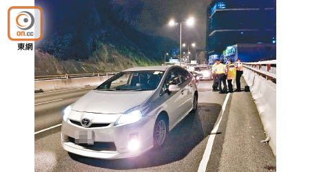 私家車在呈祥道被閘停。（胡德威攝）