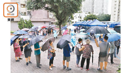 大埔：運頭塘邨運亨樓居民早前接受強制檢測。