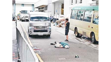 牛頭角：捱撞婦人倒臥地上，司機落車報警。